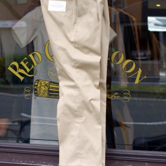 PLEATED CHINO TROUSER