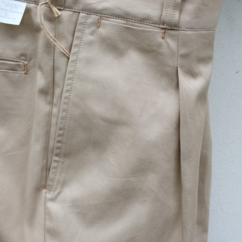 PLEATED CHINO TROUSER