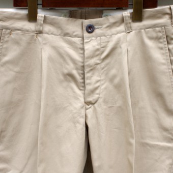 PLEATED CHINO TROUSER