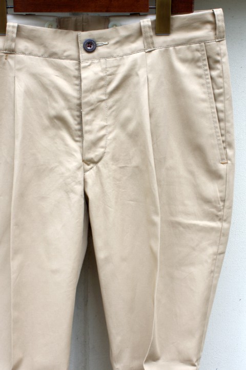 PLEATED CHINO TROUSER