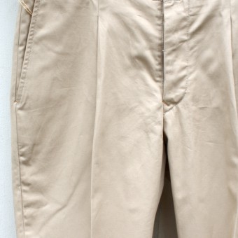 PLEATED CHINO TROUSER