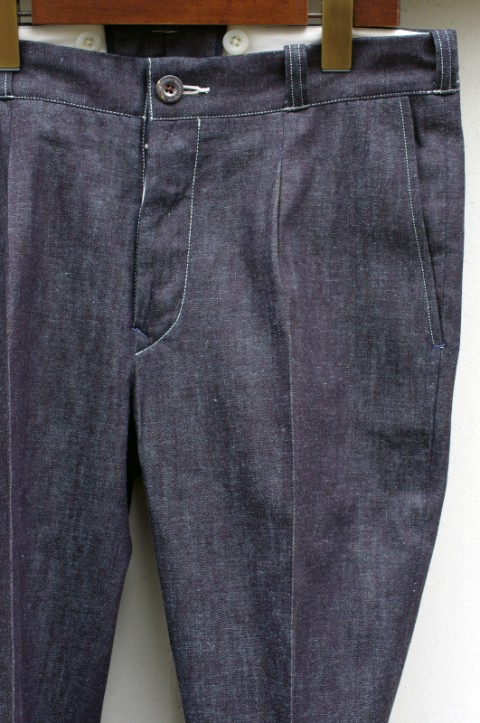 PLEATED CHINO TROUSER