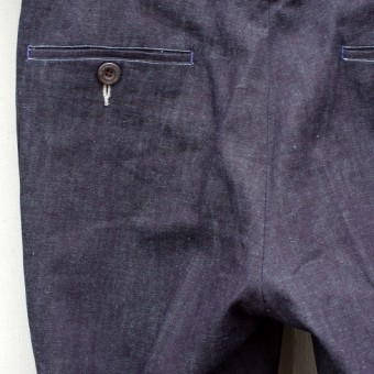 PLEATED CHINO TROUSER