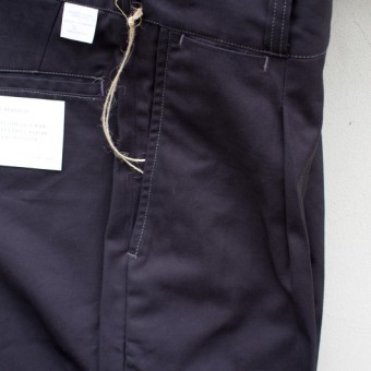 PLEATED CHINO TROUSER