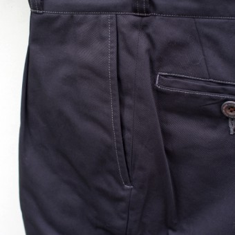 PLEATED CHINO TROUSER