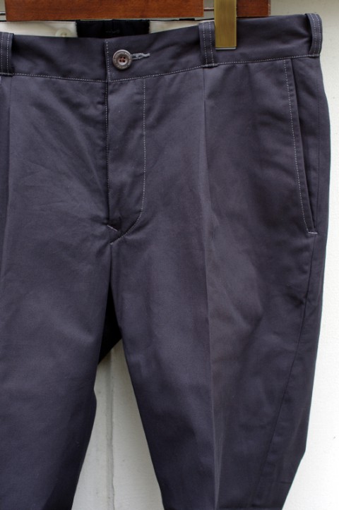 PLEATED CHINO TROUSER