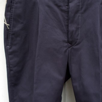 PLEATED CHINO TROUSER